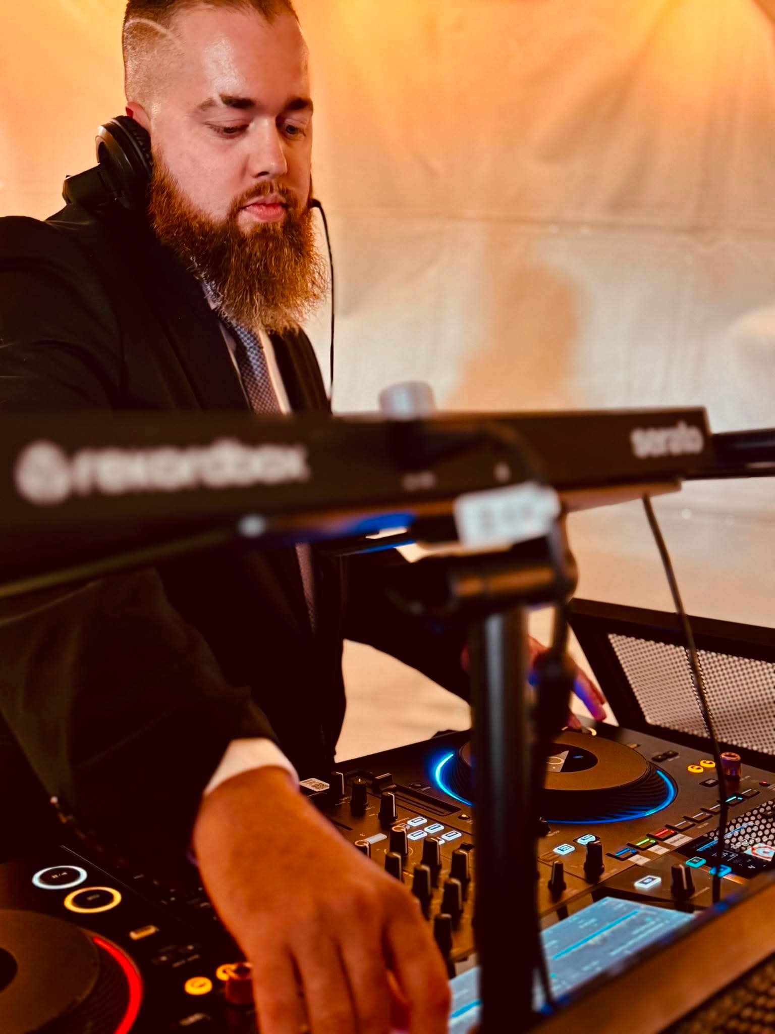 DJ Koma mixing on the controller